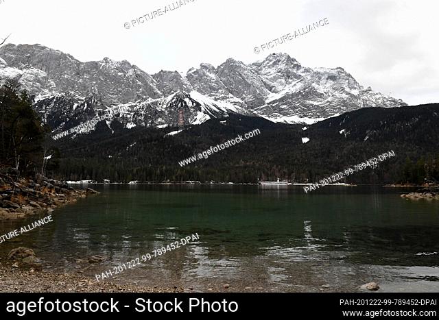22 December 2020, Bavaria, Eibsee: The water of the Eibsee can be seen against the backdrop of the Zugspitze. With mild temperatures and slightly overcast skies