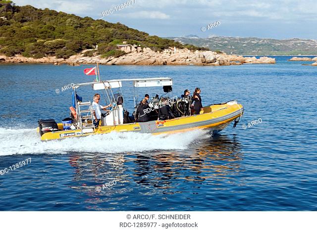 dive boat wih divers, Baia Sardinia, Arzachena, province Sassari, Sardinia, Sardegna, Italy, Europe, Baia Sardinia