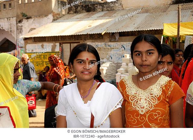 Indian girls, Pushkar Mela, largest camel and cattle market, Pushkar, Rajasthan, North India, Asia