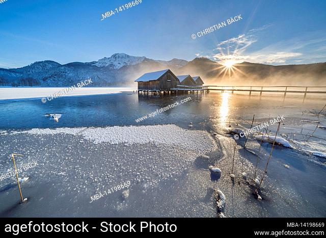 Boat huts on the Kochelsee with a view of Herzogstand and Heimgarten, Schlehdorf, Upper Bavaria, Bavaria, Germany