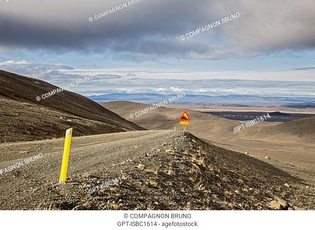 PLATEAU OF MODRUDALUR, MOUNTAIN AT THE JUNCTION OF THE ROUTES ROUTE N1 AND THE F901 TRAIL, EAST-CENTRAL ICELAND, EUROPE