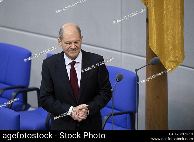 Olaf SCHOLZ (SPD), Federal Chancellor, after his oath of office, swearing-in, oath formula, bows to the delegates, 5th plenary session of the German Bundestag...