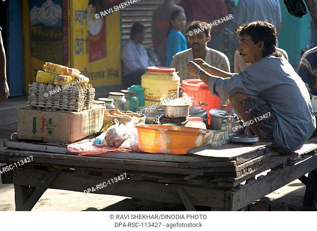 Tea vendor on road ; Calcutta now Kolkata ; West Bengal ; India