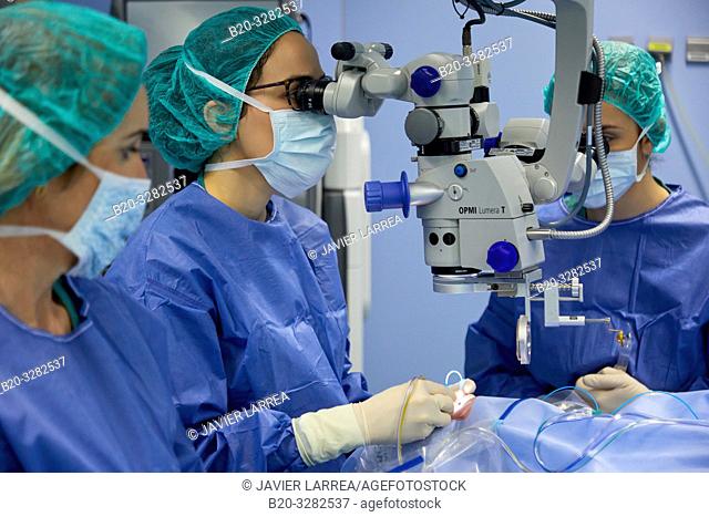 Surgeons, Surgical intervention of eyes, Cataracts, Operating theater of ophthalmology, Hospital Donostia, San Sebastian, Gipuzkoa, Basque Country, Spain