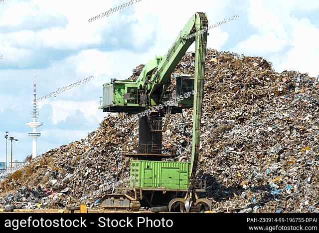 21 July 2023, Hamburg: On the premises of EMR European Metal Recycling GmbH between Roßhafen and Oderhafen there is a kind of excavator with a gripper arm for...