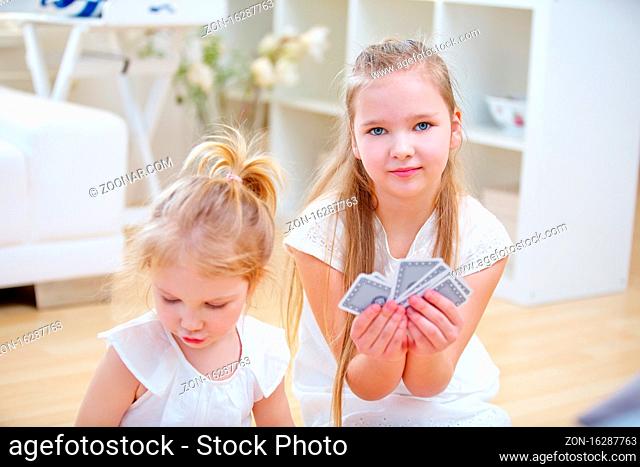 Kinder spielen mit Karten ein Spiel zu Hause