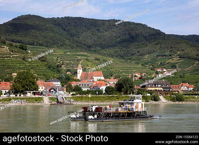 Ferry in front of Spitz an der Donau, Wachau, Lower Austria, Austria, Europe