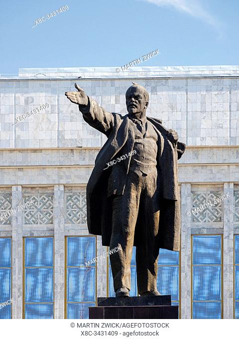 The Lenin monument at the National Museum. The capital Bishkek located in the foothills of Tien Shan. Asia, Central Asia, Kyrgyzstan