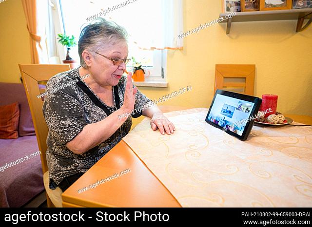 22 July 2021, Rhineland-Palatinate, Zweibrücken: Ursula Reinhard sits at the kitchen table and calls a friend via Alexa. As part of the project ""Ixem deheem""...