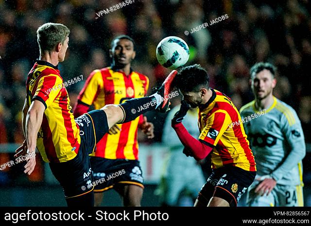 Mechelen's Lion Lauberbach and Mechelen's Sandy Walsh fight for the ball during a soccer match between KV Mechelen and Standard de Liege Wednesday 20 December...