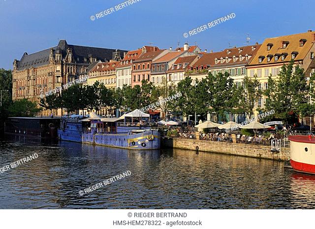 France, Bas Rhin, Strasbourg, old town listed as World heritage by UNESCO, terraces of cafe on the banks of Ill River