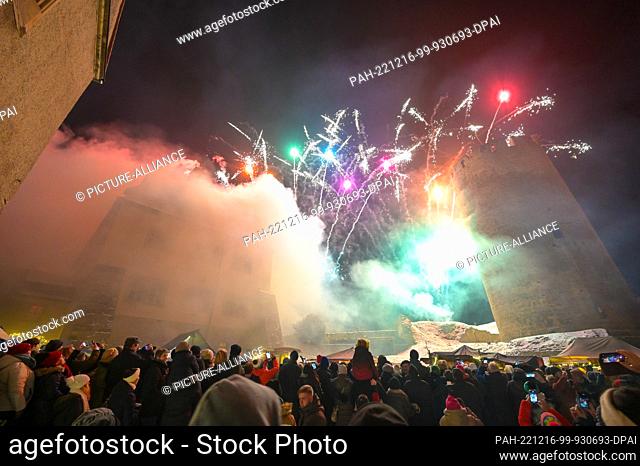 16 December 2022, Saxony-Anhalt, Querfurt: The traditional Christmas magic at Querfurt Castle opened with a large fireworks display