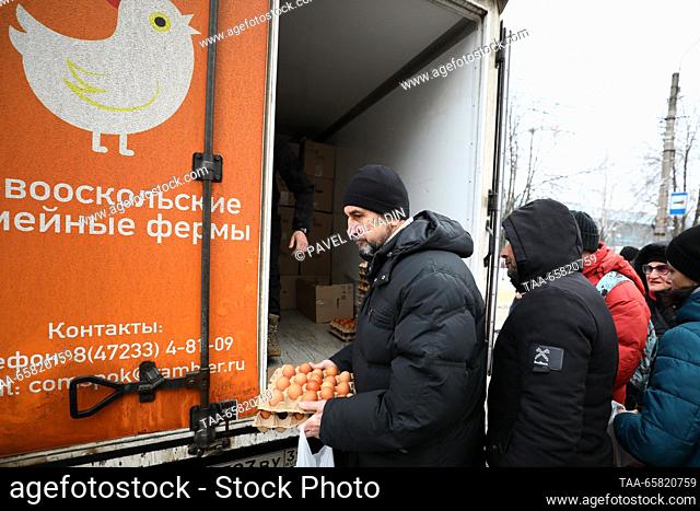 RUSSIA, BELGOROD - DECEMBER 16, 2023: People buy eggs at a fair. Pavel Kolyadin/TASS