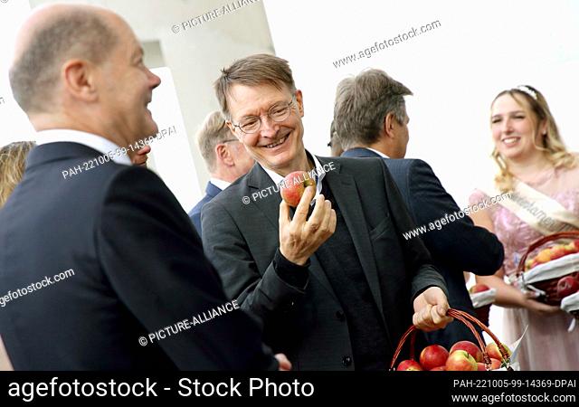 05 October 2022, Berlin: Chancellor Olaf Scholz (SPD, l-r), Karl Lauterbach (SPD), Federal Minister of Health, and Robert Habeck (büdnis90/Grüne)