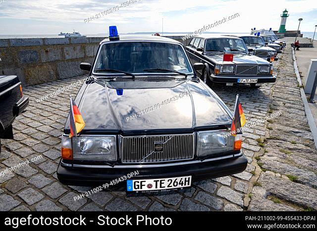 02 October 2021, Mecklenburg-Western Pomerania, Sassnitz: Former GDR government cars are parked on the pier in the city harbour of Sassnitz with a special...