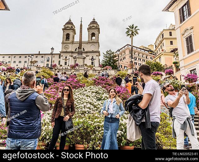 01/05/2023 Tourists visit Rome on the May Day weekend. Tourists at the Trinità dei Monti, Spagna Square Rome, Italy, May 1, 2023