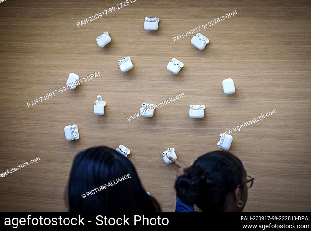 16 September 2023, USA, New York: Apple's Airpos are on display at the Apple Store on 5th Avenue in Manhattan. Photo: Michael Kappeler/dpa