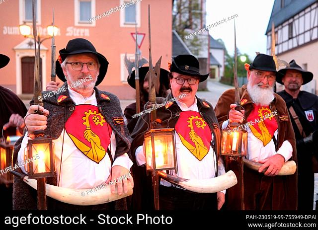 19 May 2023, Saxony, Zwönitz: Night watchmen from Switzerland stand in the marketplace. From May 19 to 21, 2023, the 38th European Night Watchmen and Towers...