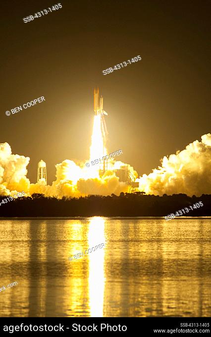 USA, Florida, Cape Canaveral, Discovery Space shuttle blasting off from Kennedy Space Center on mission STS-131 on April 5, 2010