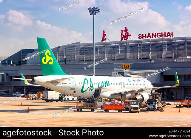 Shanghai, China ? 26. September, 2019: Ein Airbus A320 der Spring Airlines auf dem Flughafen Shanghai Hongqiao (SHA) in China