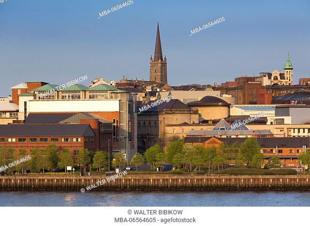 UK, Northern Ireland, County Londonderry, Derry, town view, dawn