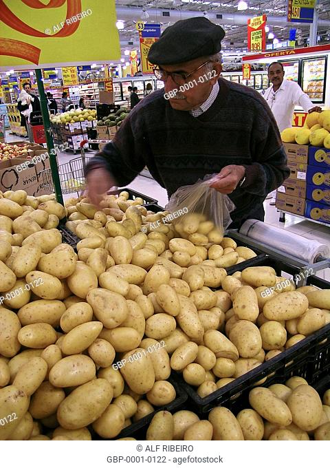 Banking potatoes, Extra Hypermarket, Capital, São Paulo, Brazil
