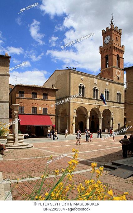 Piazza Pio II and the Palazzo Comunale, Pienza, Tuscany, Italy, Europe