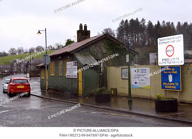 08 February 2019, Great Britain, Pettigo: A barrack on the Irish side of the village once served as a border post. (to dpa ""Bombs and smugglers - how Brexite...