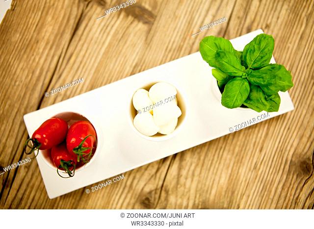 Leckere Tomaten mit mozzarella salat caprese auf einem Teller auf einem Tisch
