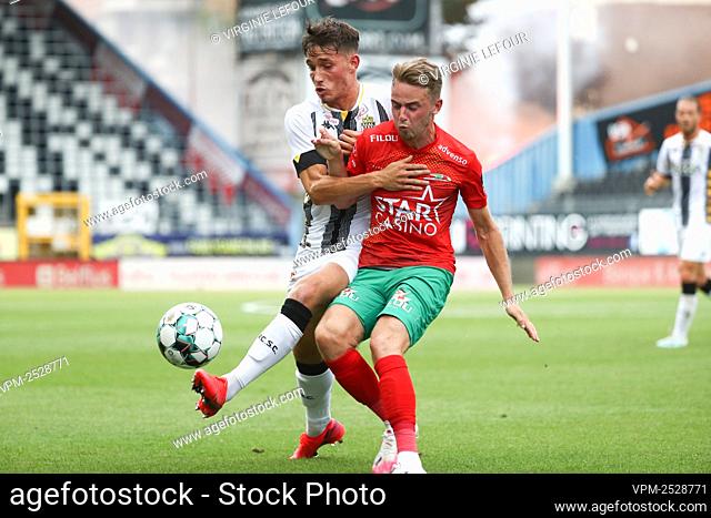 Charleroi's Maxime Busi and Oostende's Robbie D'Haese fight for the ball during a soccer match between Sporting Charleroi and KV Oostende