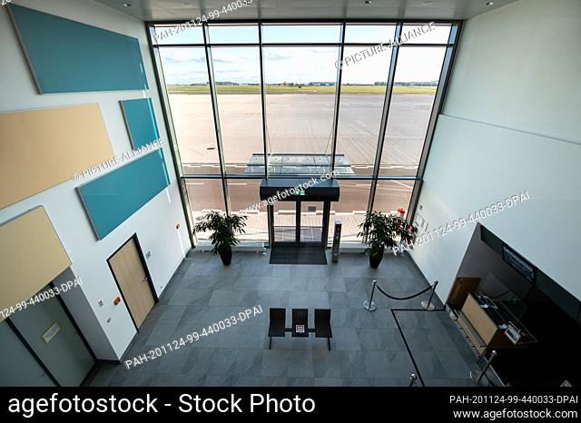 05 November 2020, Brandenburg, Schönefeld: Large-scale art hangs in the check-in area of the government terminal on the grounds of Berlin Brandenburg Airport...