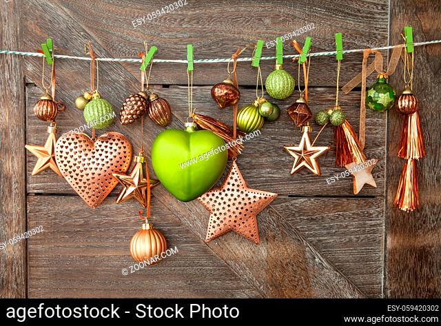Festliche Weihnachtsdekoration vor Hintergrund aus Holz