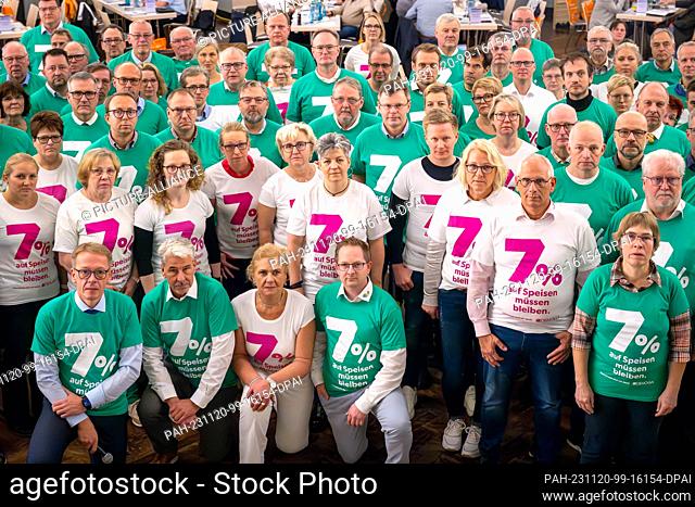 20 November 2023, Lower Saxony, Wilhelmshaven: Delegates of the hotel and restaurant association Dehoga in Lower Saxony wear T-shirts with the slogan ""7% on...
