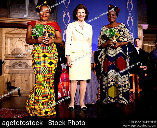 Sweden's Queen Silvia (C) awards glass globes to Florence Mutake (L) of the organisationen Shamwari Ye Mwanasikana, SYS, in Zimbabwe