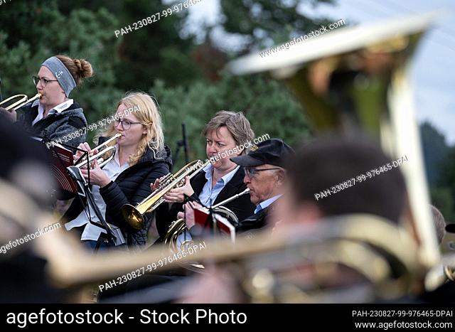 27 August 2023, Hesse, Willingen: Brass musicians play at the traditional Willingen Alphorn Mass on the Ettelsberg. Photo: Swen Pförtner/dpa
