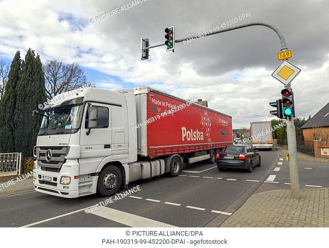 19 March 2019, Brandenburg, Klein Oßnig: Despite a ban on transit traffic by lorries on the closed Bundesstraße 169, lorries with foreign license plates pass...