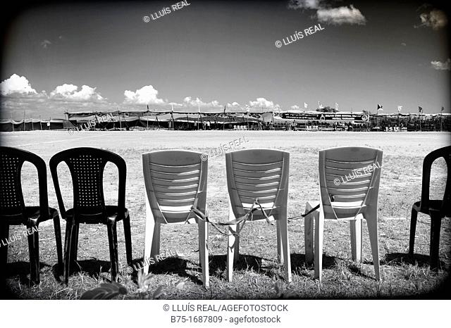 sillas en un campo de futbol, Campamento de refugiados Tibetano, India  Mundog, empty chairs in a football field, Tibetan refugee camp, Mundog, India