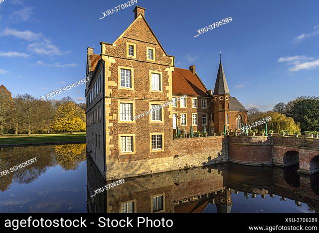Burg Huelshoff castle, Havixbeck, Muenster Region, North Rhine-Westphalia, Germany