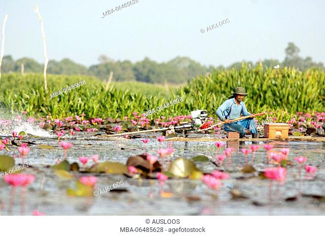 Fisherman driving a long-tail boat - Tale Noi - Patthalung - Thailand