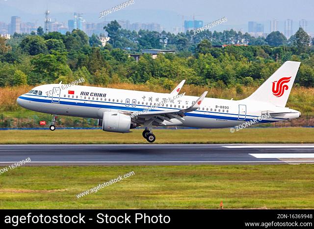Chengdu, China - 22. September 2019: Ein Airbus A320neo Flugzeug der Air China mit dem Kennzeichen B-8890 auf dem Flughafen Chengdu (CTU) in China