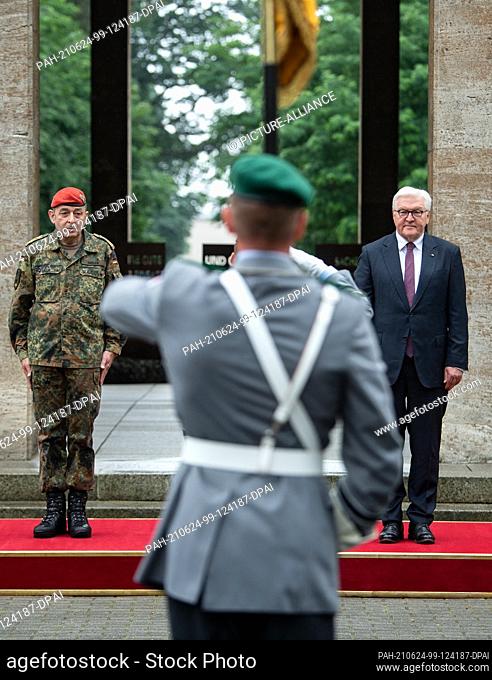 24 June 2021, Berlin: Federal President Frank-Walter Steinmeier (r) visits the Bundeswehr's Territorial Tasks Command in Berlin