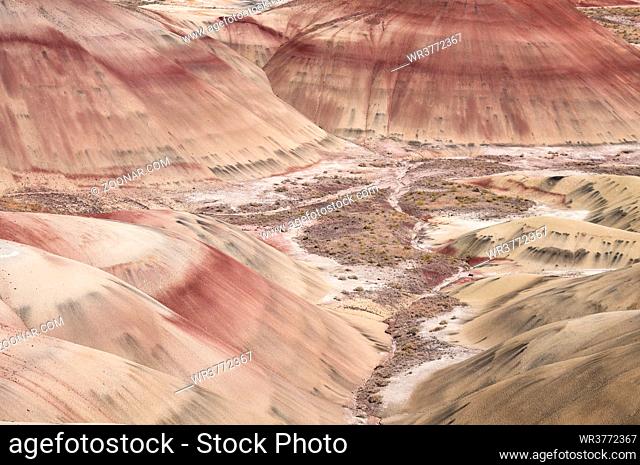 Vulkanische Asche färbt die Landschaft der Painted Hills im John Day Fossil Beds National Monument
