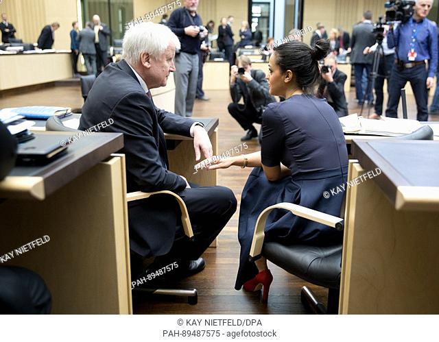 The premier of Bavaria, Horst Seehofer (CSU), and the state secretary of Berlin, Sawsan Chebli, in conversation ahead of a meeting of the Federal Council in...