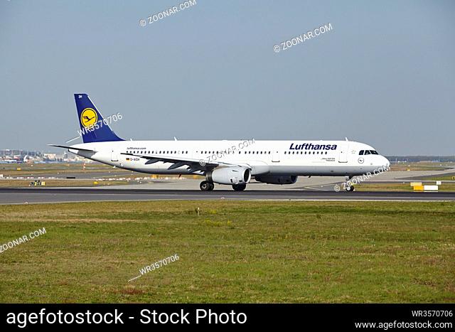Start des Airbus A321-200 mit dem Namen Hildesheim der Gesellschaft Lufthansa vom Frankfurter Flughafen am 23. April 2015