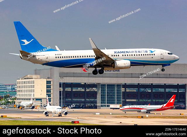 Shanghai, China ? 27. September, 2019: Ein Boeing 737-800 der Xiamenair mit dem Kennzeichen B-5707 auf dem Flughafen Shanghai Hongqiao (SHA) in China
