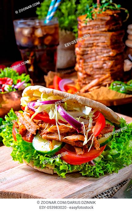 Crunchy pita with grilled gyros meat. Various vegetables and garlic sauce
