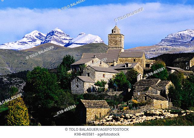 Bestué village in front of tres Sorores massif (Monte Perdido-3355m.). Escuain valley. Ordesa NP and Monte Perdido. Pyrenees. Huesca province. Aragon