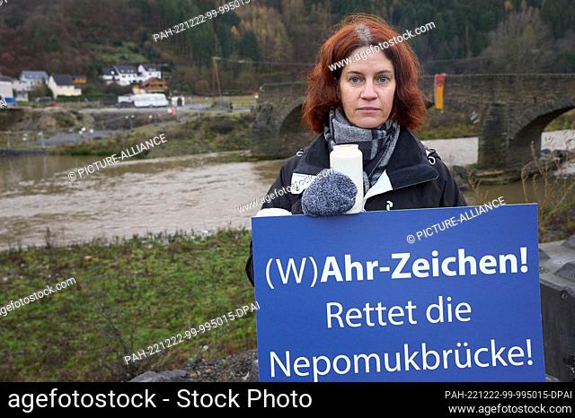 22 December 2022, Rhineland-Palatinate, Rech: Historic preservationists and local residents demonstrate with a vigil at the Nepomuk Bridge