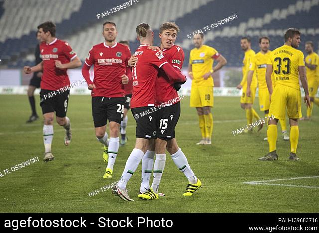 Timo HUEBERS (Hubers, H) cheers after his goal to 1: 0, jubilation, jubeln, joy, cheers, with Marvin DUKSCH (H) Soccer 2