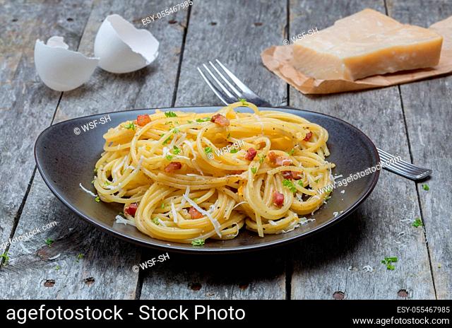spaghetti, carbonara sauce